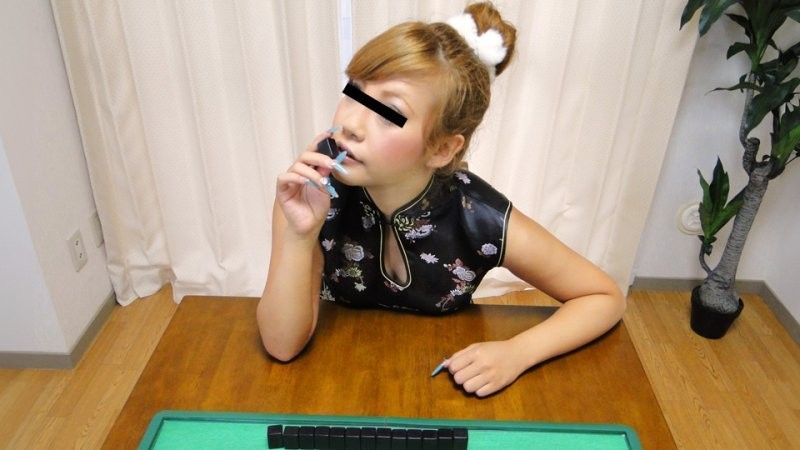 日乃雏野挑战极限!脱衣麻将桌下狂脱狂摸,素人麻将娘10musume_022425_01大胆露出的终极赌局